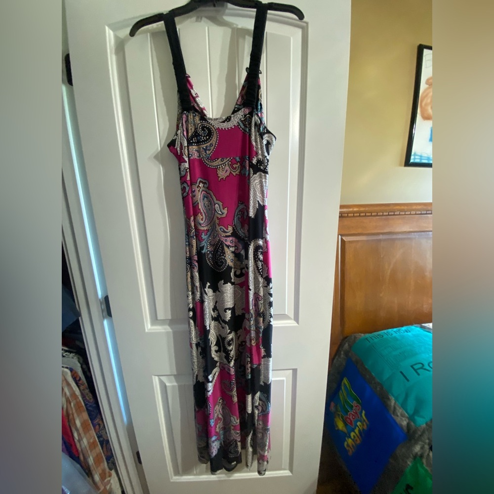 Elegant Black and Pink Maxi Dress - Picture 3 of 4